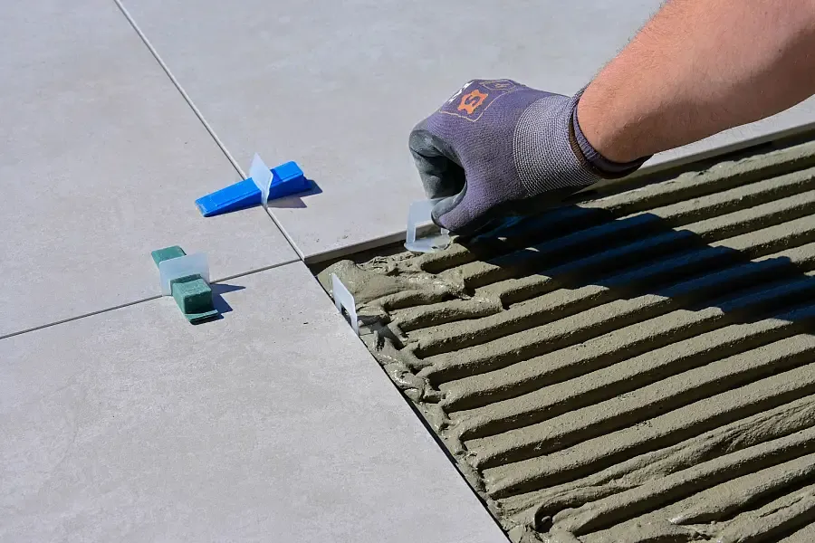 Verlegen grossformatiger Bodenplatten im Kleberbett